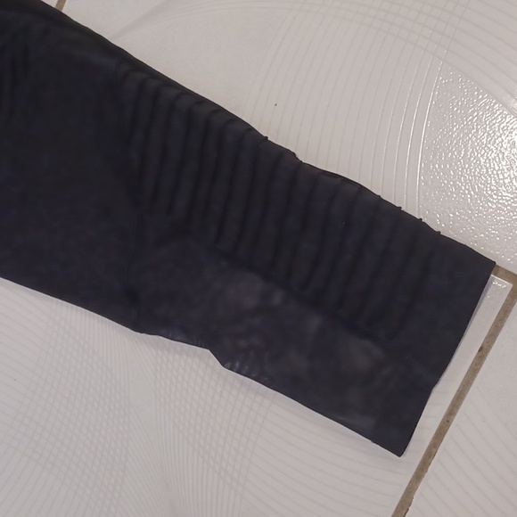 4/$60 Black Capri With Mesh Leggings - Size Medium - Picture 7 of 11